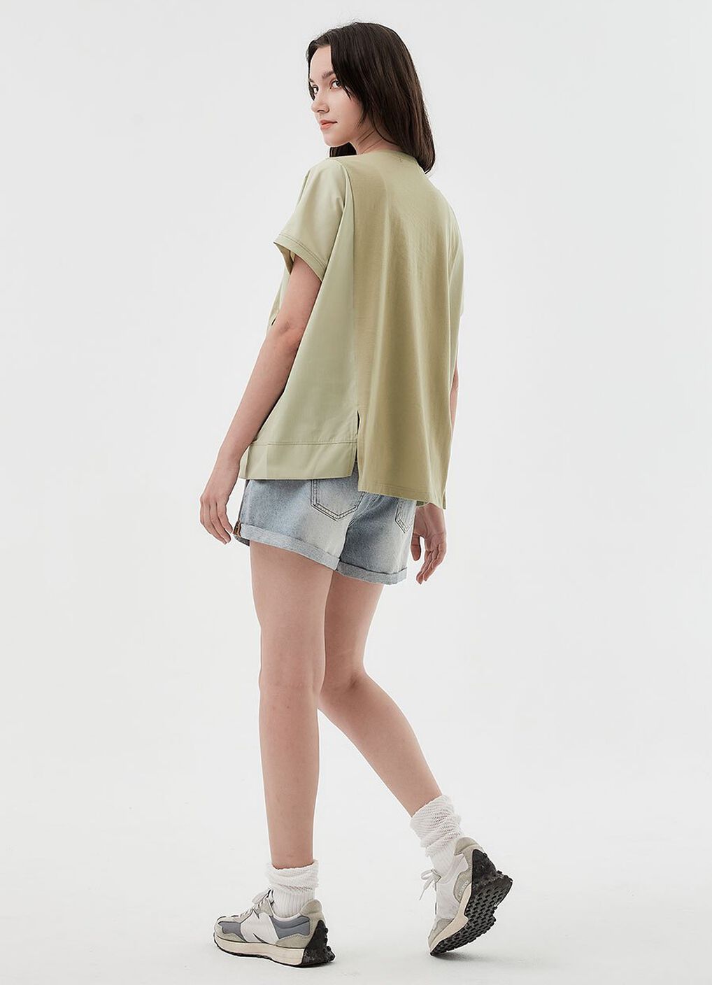 Cuffed Maternity Denim Shorts, Light Blue, hi-res image number 5
